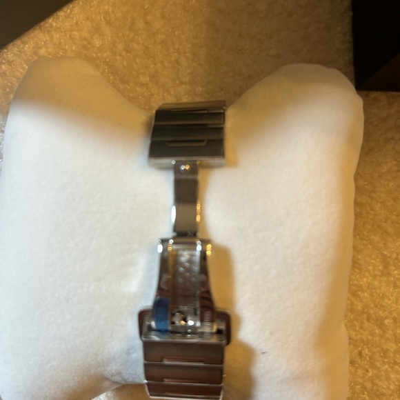 Gucci watch like new- needs a battery. - Picture 5 of 5